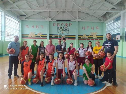 Արթիկ համայնքի «Ապրելու երկիր» խմբակցության ղեկավարը «Արթիկի մարզադպրոց» ՀՈԱԿ-ին 15 պրոֆեսիոնալ գնդակ է նվիրել