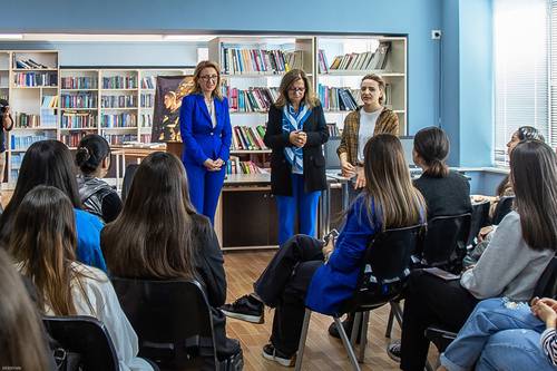 Եթե ուզում եք հասկանալ, թե ինչպիսին է քաղաքականությունն առանց կանանց, ապա ձեռքով փակեք ձեր մի աչքը… Մանե Թանդիլյան